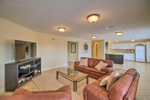 Televisyen dan/atau pusat hiburan di Apt with Balconies - Steps to Kemah Boardwalk!