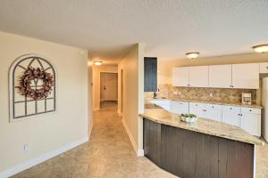 Dapur atau dapur kecil di Apt with Balconies - Steps to Kemah Boardwalk!
