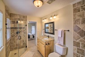 Bilik mandi di Apt with Balconies - Steps to Kemah Boardwalk!