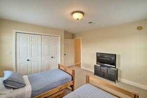 Katil atau katil-katil dalam bilik di Apt with Balconies - Steps to Kemah Boardwalk!