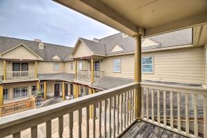 Balkoni atau teres di Apt with Balconies - Steps to Kemah Boardwalk!