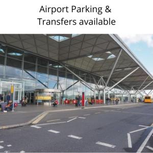 un aparcamiento en el aeropuerto y transistores disponibles en un edificio en Stansted Airport Guest Rooms en Bishops Stortford