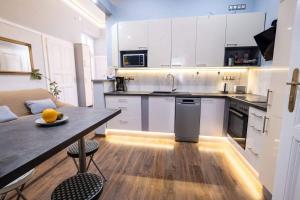 Kuchyňa alebo kuchynka v ubytovaní V6 Apartment by Small Home Budapest
