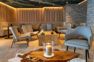 Posezení v ubytování Hôtel VoulezVous by Les Etincelles