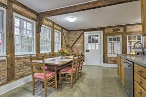 uma cozinha com uma mesa de madeira e cadeiras em Warm and Peaceful Home with Fire Pit on Haw River em Pittsboro