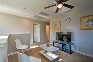 een woonkamer met een tv en een tafel en stoelen bij Family-Friendly Retreat 4 Mi to City Center! in Merced