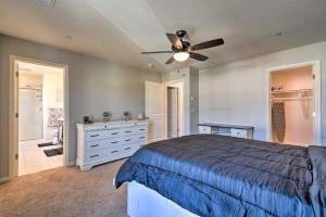 een slaapkamer met een bed en een plafondventilator bij Family-Friendly Retreat 4 Mi to City Center! in Merced