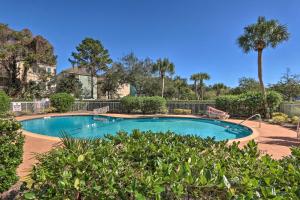 Sundlaugin á Pool, Sauna and Beach Access Hilton Head Condo eða í nágrenninu