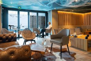 Posezení v ubytování Hôtel VoulezVous by Les Etincelles