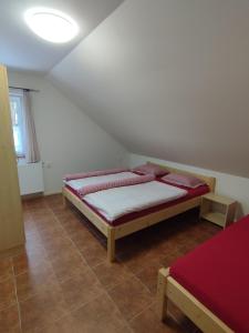 Posteľ alebo postele v izbe v ubytovaní apartmány U tety Hedy