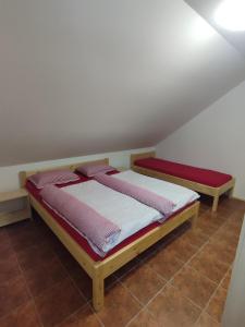 Posteľ alebo postele v izbe v ubytovaní apartmány U tety Hedy