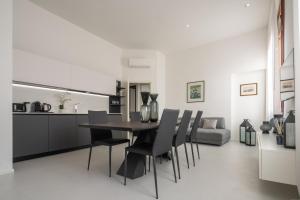 a kitchen and dining room with a table and chairs at Design Apartment with Balcony on the Grand Canal R&R in Venice