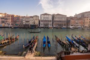 Gallery image of Design Apartment with Balcony on the Grand Canal R&R in Venice
