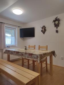 Televízia a/alebo spoločenská miestnosť v ubytovaní apartmány U tety Hedy