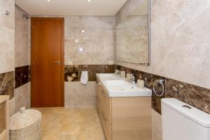 A bathroom at Manilva Townhouse with spectacular views of Gibraltar