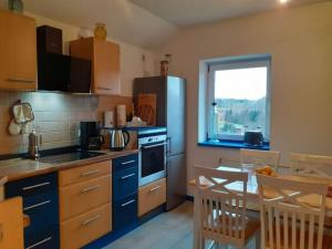 Kuchyň nebo kuchyňský kout v ubytování Schöne und ruhige Ferienwohnung in Ottendorf