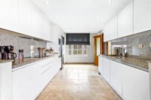 A kitchen or kitchenette at Manilva Townhouse with spectacular views of Gibraltar