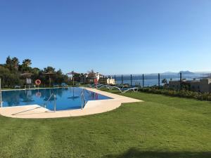 Πισίνα στο ή κοντά στο Manilva Townhouse with spectacular views of Gibraltar