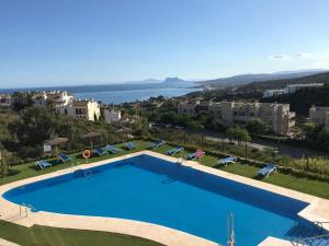 Manilva Townhouse with spectacular views of Gibraltar veya yakınında bir havuz manzarası