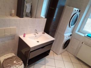 Koupelna v ubytování Schöne und ruhige Ferienwohnung in Ottendorf