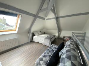 sypialnia z 2 łóżkami i oknem w obiekcie El arco iris entre port et plage w mieście Dieppe