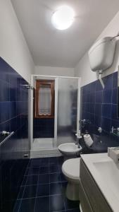 a bathroom with a toilet and a sink and a shower at Appartamento immerso nella natura in Frontignano