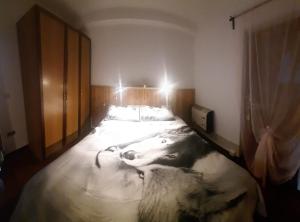 a bedroom with a large bed in a room at Appartamento immerso nella natura in Frontignano