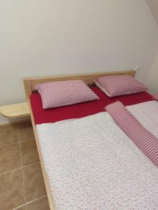 Posteľ alebo postele v izbe v ubytovaní apartmány U tety Hedy