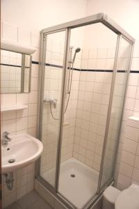y baño con ducha y lavamanos. en Pinnebergheim en Haderslev