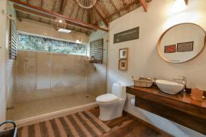 a bathroom with a toilet a sink and a bathtub at Reserva Natural Tierra Adentro in Minca