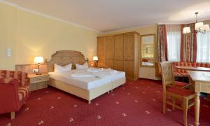 A bed or beds in a room at Hotel Gasthof Brücke