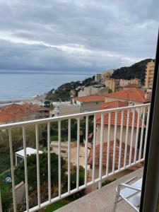 balcón con vistas al océano en Charmant deux pièces aux portes de Monaco, en Cap d'Ail