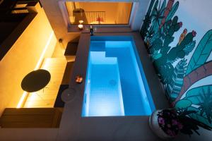 an overhead view of a swimming pool in a house at Casa 95 Sevilla in Seville