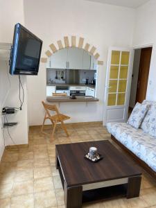 ein Wohnzimmer mit einem Sofa und einem Tisch in der Unterkunft Charmant deux pièces aux portes de Monaco in Cap d'Ail