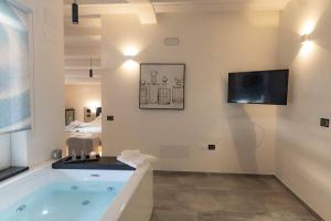 TV a/nebo společenská místnost v ubytování Carizza Rooms + 35 fotografií