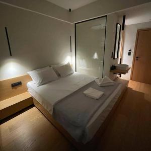 Llit o llits en una habitació de Theofilos City Hotel