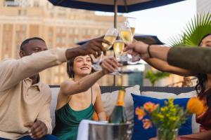 eine Gruppe von Menschen, die Weingläser hochhalten in der Unterkunft NOPSI Hotel New Orleans in New Orleans + 37 Fotos