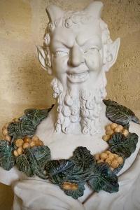 een standbeeld van een man met een baard en groenten bij Villa Bacchus in Bourg-sur-Gironde