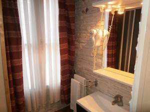 Ett badrum på Hotel Beausejour