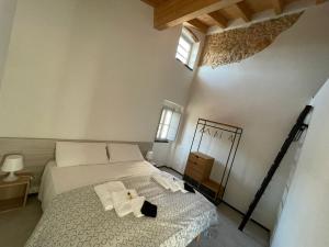 Łóżko lub łóżka w pokoju w obiekcie Casa Vacanze Arma delle Manie