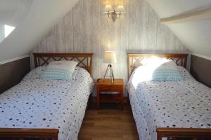 2 Betten in einem kleinen Schlafzimmer mit 2 Lampen in der Unterkunft Cottage, Les Grandes Ventes in Les Grandes-Ventes
