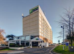 Un edificio con un cartel en la parte superior. en Holiday Inn Express Edinburgh City West by IHG, en Edimburgo