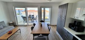 ein Wohnzimmer mit einem Holztisch und einem Sofa in der Unterkunft Aquarius Luxury apartment with pool and sea view in Novalja
