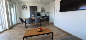 Dapur atau dapur kecil di Aquarius Luxury apartment with pool and sea view