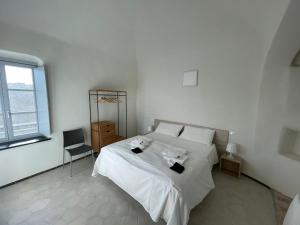 Łóżko lub łóżka w pokoju w obiekcie Casa Vacanze Arma delle Manie