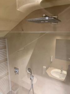 een badkamer met een wastafel, een toilet en een spiegel bij Les Tanneries in La-Roche-en-Ardenne