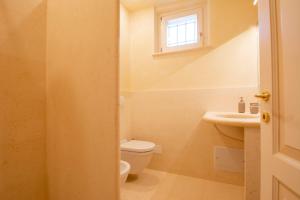 a small bathroom with a toilet and a sink at Borgo Vaccareccia Bianca in Monti di Licciana Nardi