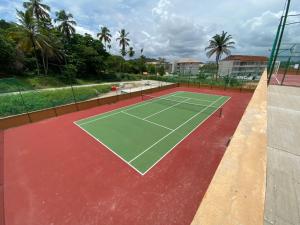 a tennis court on a tennis court at FLAT PRAIA DOS CARNEIROS - Eco Resort Praia dos Carneiros ao lado da Igrejinha in Rio Formoso