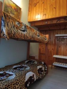 Dviaukštė lova arba lovos apgyvendinimo įstaigoje Casa D'Vilero en Temperley