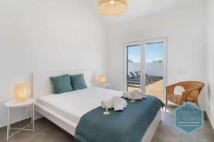 Un dormitorio con una cama y una mesa y un balcón. en Casa do Alto Dream Lodging, en Albufeira 24 fotos más